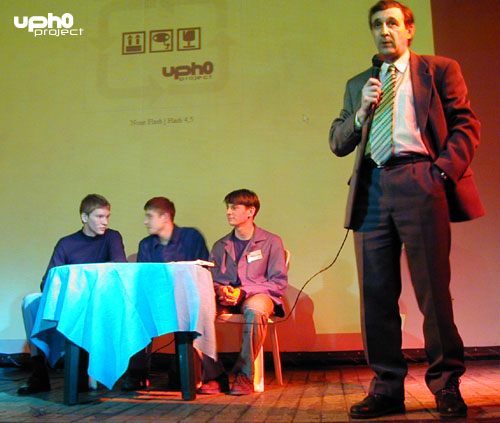 Никишин, Крылатов и Усанов на сцене ОК-Клуба, рядом с микрофоном президент клуба Юрий Кофтан